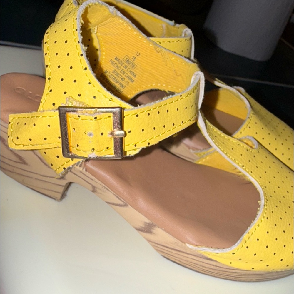 Yellow little girls size 12 short heel shoes